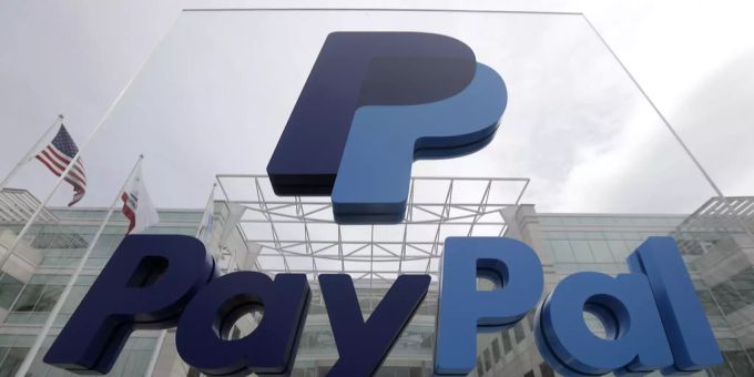 Das Logo von PayPal in San Jose (USA). PayPal, Kryptowährung