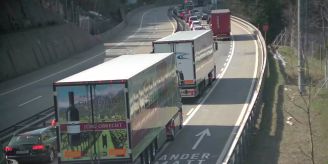 Vor Oster-Weekend - 1,5 Stunden Zeitverlust vor dem Gotthard-Tunnel Vor Oster-Weekend - 1,5 Stunden Zeitverlust vor dem Gotthard-Tunnel