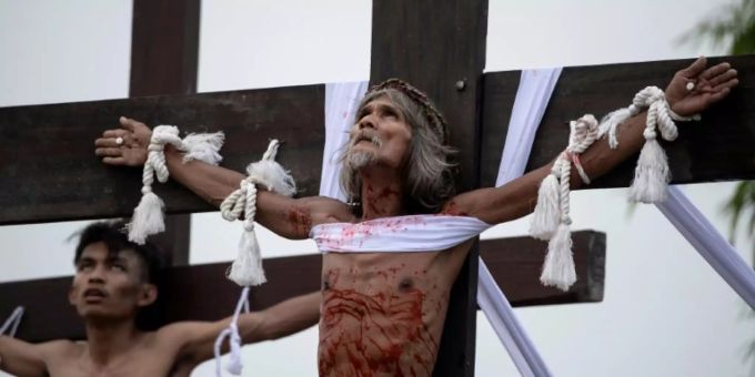 Gläubige auf den Philippinen lassen sich kreuzigen Gläubige auf den Philippinen lassen sich kreuzigen