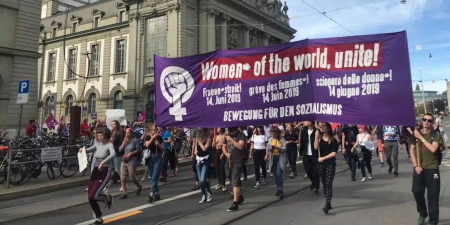 Am Frauenstreik 2019 färben sich die Strassen der Schweiz violett.