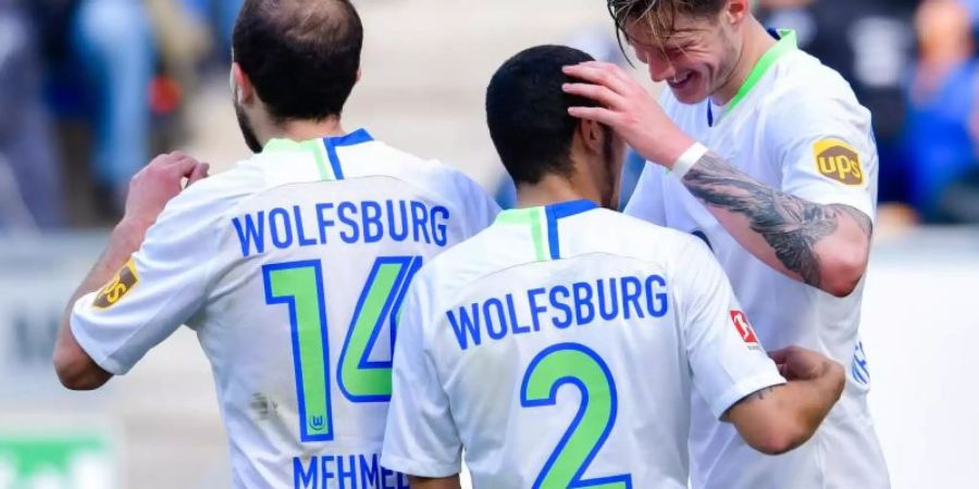 Wolfsburgs Torschütze Wout Weghorst (r) jubelt über seinen ersten Treffer. Foto: Uwe Anspach