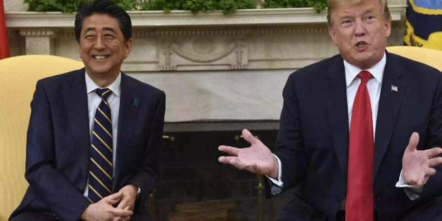 Donald Trump spricht mit Shinzo Abe, auch eine Runde Golf steht auf dem Plan. Foto: Susan Walsh/AP