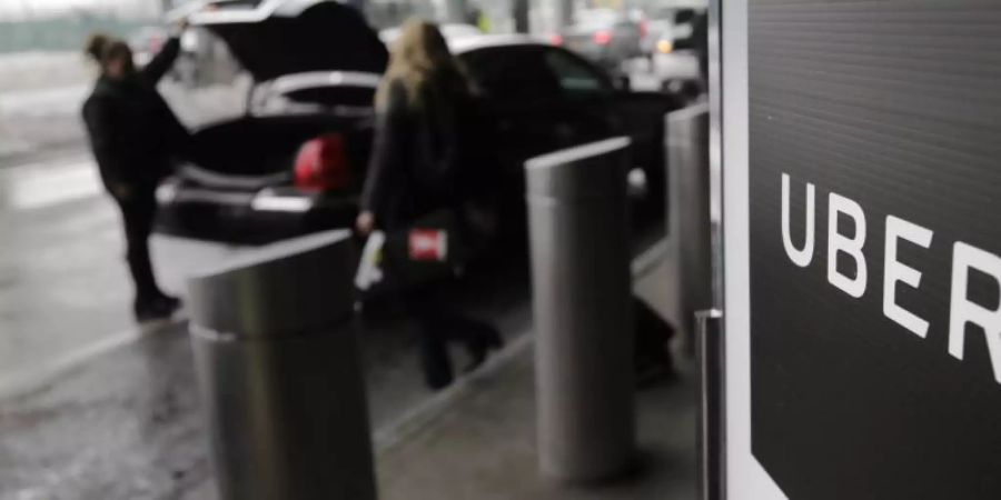 Uber-Schild am LaGuardia-Flughafen in NewYork: Der US-Fahrdienstvermittler will bei seinem Börsengang laut einem Medienbericht acht bis zehn Milliarden Dollar einnehmen. Foto: Seth Wenig/AP/dpa