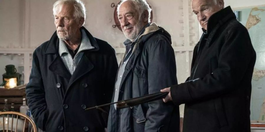 Piet Pinter (Rolf Becker, l-r), Olaf Bolt (Dieter Hallervorden) und Ingo Osborn (Dietrich Hollinderbäumer) haben Hinnerk Feldmann im Leuchtturm als Geisel genommen. Foto: ZDF/Georges Pauly