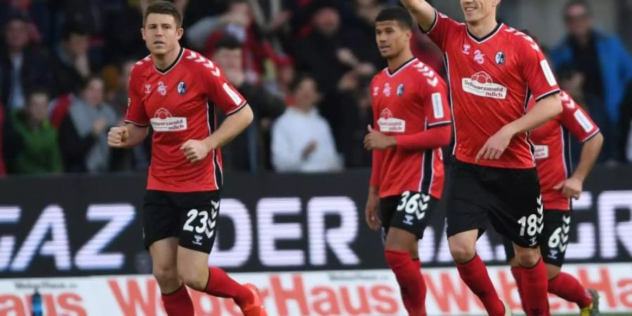 Freiburgs Dominique Heintz, Chima Okoroji und Torschütze Nils Petersen (l-r) bejubeln das 1:0. Foto: Patrick Seeger