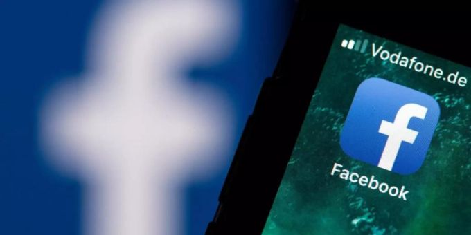 Facebook-App auf einem Smartphone facebook