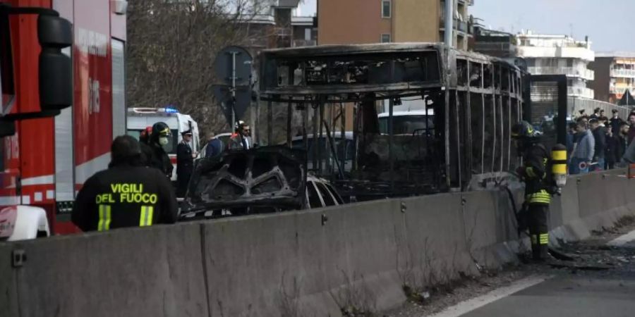 Der Mann hatte den Bus voller Schulkinder in seine Gewalt gebracht und dann in Brand gesetzt. Foto: Daniele Bennati/ANSA/AP