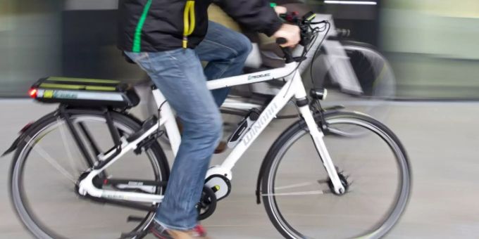 Mann fährt mit einem E-Bike. (Symbolbild) E-Bike