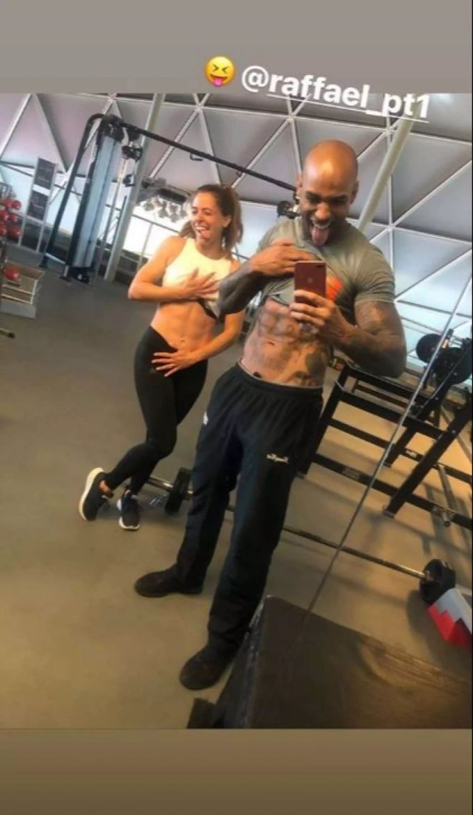 Vanessa Mai und ihr Trainer zeigen das Resultat der harten Arbeit. Vanessa Mai und Trainer