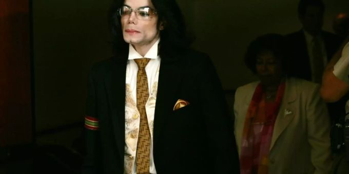 Jackson 2005 beim Verlassen des Gerichts. Die Jackson Doku erhebt jetzt neue Vorwürfe gegen ihn. michael jackson doku