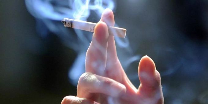 Viele Herzpatienten nehmen ihre Erkrankung nicht zum Anlass, den Lebensstil zu ändern. So bleibt auch oft der Versuch aus, sich das Rauchen abzugewöhnen. Foto: Jens Kalaene Viele Herzpatienten nehmen ihre Erkrankung nicht zum Anlass, den Lebensstil zu ändern. So bleibt auch oft der Versuch aus, sich das Rauchen abzugewöhnen. Foto: Jens Kalaene