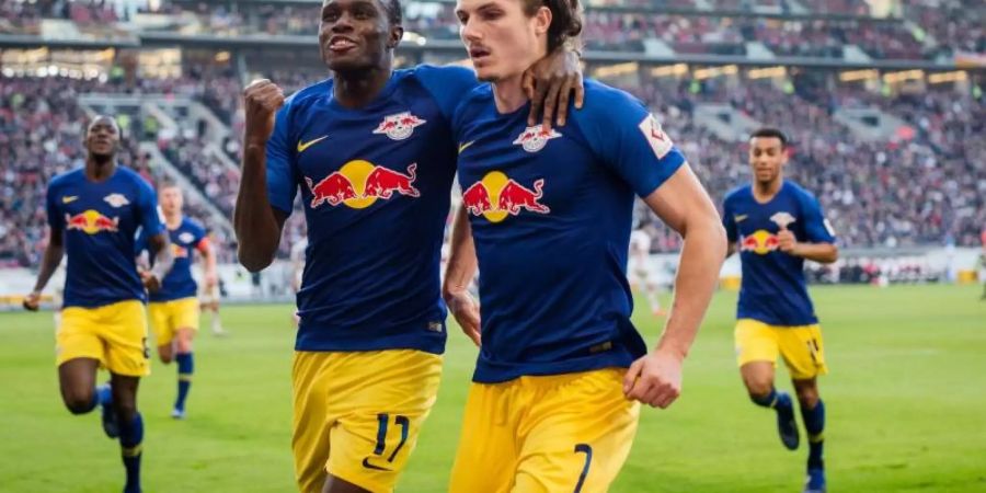 Leipzigs Bruma (l) bejubelt zusammen mit Marcel Sabitzer einen Treffer für RB. Foto: Christoph Schmidt