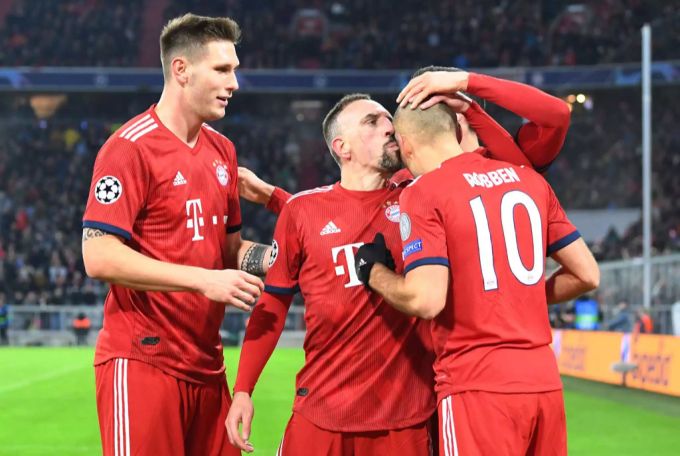 Einen jubelnden Arjen Robben (rechts) gibt es für die Bayern-Fans noch nicht zu sehen. Arjen Robben