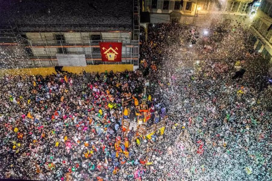 An der Tagwache fallen beim «Fötzeliräge» satte 6,3 Millionen Fötzeli auf den Kapellplatz.