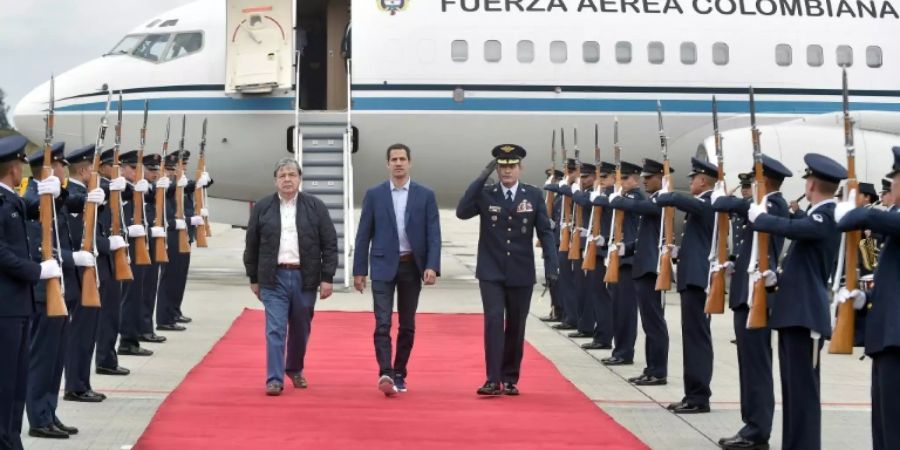 Guaidó bei seiner Ankunft in Bogotá