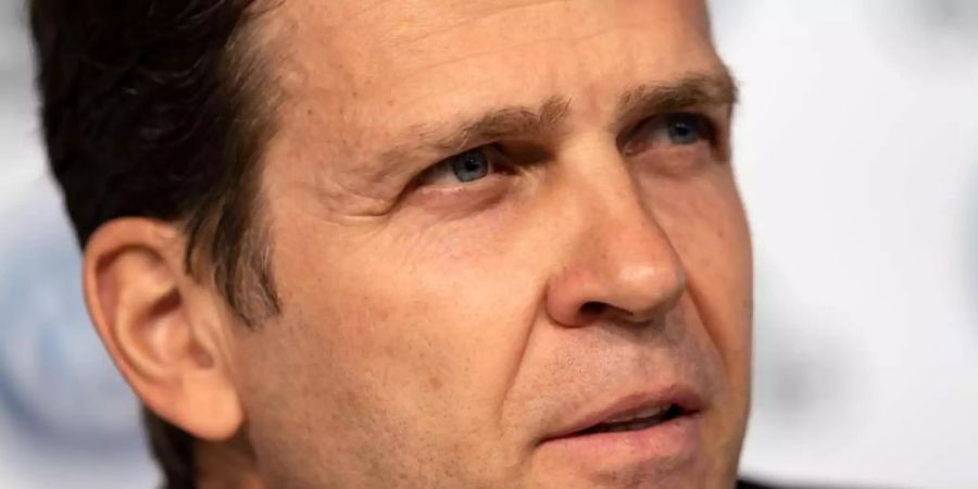 DFB-Direktor Oliver Bierhoff hat beim 50-Millionen-Transfer des FC Bayern München gemischte Gefühle. Foto: Peter Steffen/dpa