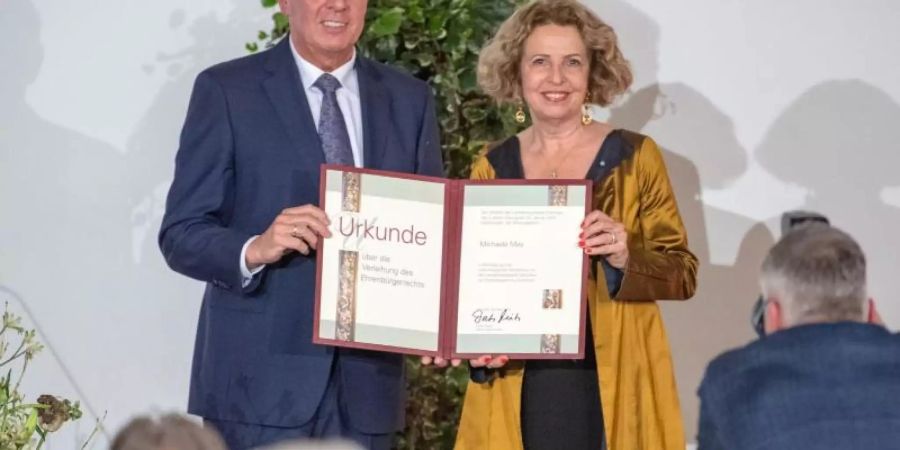 Michaela May erhält von Oberbürgermeister Dieter Reiter die Ehrenbürgerwürde der Stadt München. Foto: Lino Mirgeler