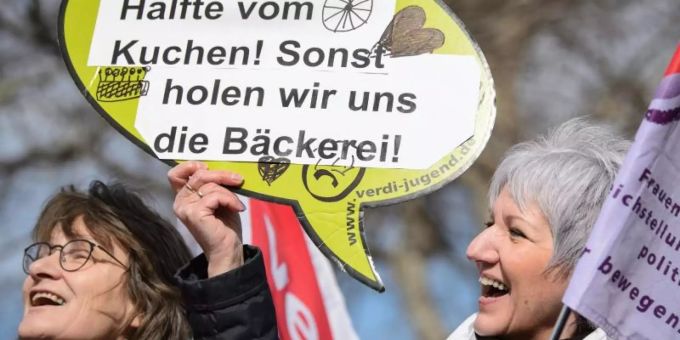 Das ist doch mal ein Argument: Frauen demonstrieren am Internationalen Frauentag mit einem Plakat für gleiche Rechte und gleiche Entlohnung. Foto: Sina Schuldt Das ist doch mal ein Argument: Frauen demonstrieren am Internationalen Frauentag mit einem Plakat für gleiche Rechte und gleiche Entlohnung. Foto: Sina Schuldt