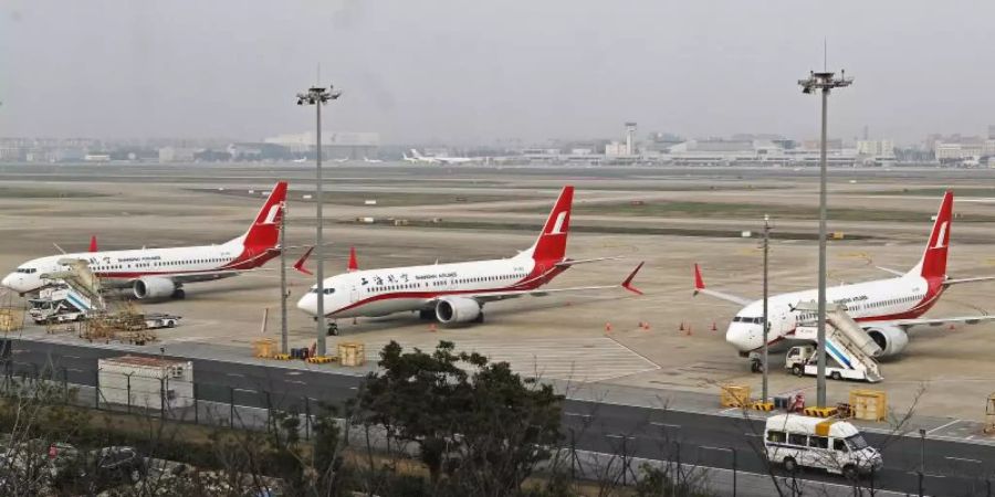 Vorerst am Boden: Drei Flugzeuge der Shanghai Airlines vom Typ Boeing 737 Max 8 auf dem Flughafen Hongqiao. Foto: Chinatopix