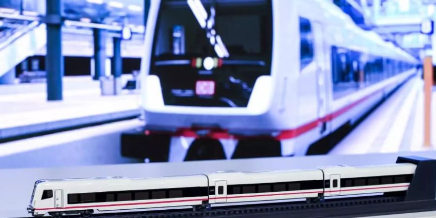 Die Deutsche Bahn will den Fernverkehrszug «ECx» (als Modell im Bild) des spanischen Herstellers Talgo ab 2023 auf der Strecke Berlin-Amsterdam einsetzen. Foto: Britta Pedersen