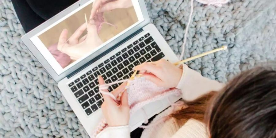 Für Freunde des Häkelns, Strickens und Nähens gibt es zahlreiche Online-Tutorials im Internet. Foto: Makerist