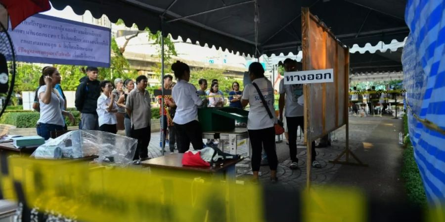 Zuschauer verfolgen Auszählung in Wahllokal in Bangkok