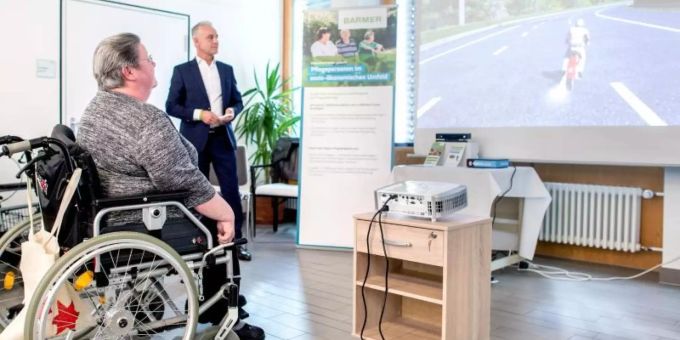 Ingelore Leppin, Bewohnerin im Alten- und Pflegeheim Heinemanhof, fährt mit der Spielekonsole "MemoreBox" auf einem Motorrad. Foto: Hauke-Christian Dittrich Ingelore Leppin, Bewohnerin im Alten- und Pflegeheim Heinemanhof, fährt mit der Spielekonsole "MemoreBox" auf einem Motorrad. Foto: Hauke-Christian Dittrich
