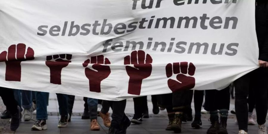 Demonstration zum Internationalen Frauentag auf dem Hamburger Rathausmarkt. Foto: Christian Charisius