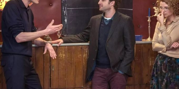 Sven (Fabian Hinrichs, l), Thorsten (Oliver Wnuk) und Gesa (Annette Frier) beim «Klassentreffen». Foto: Jan Georg Schütte/WDR/ARD Sven (Fabian Hinrichs, l), Thorsten (Oliver Wnuk) und Gesa (Annette Frier) beim «Klassentreffen». Foto: Jan Georg Schütte/WDR/ARD