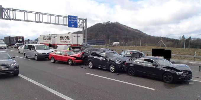 Auffahrkollision mit mehreren Fahrzeugen
