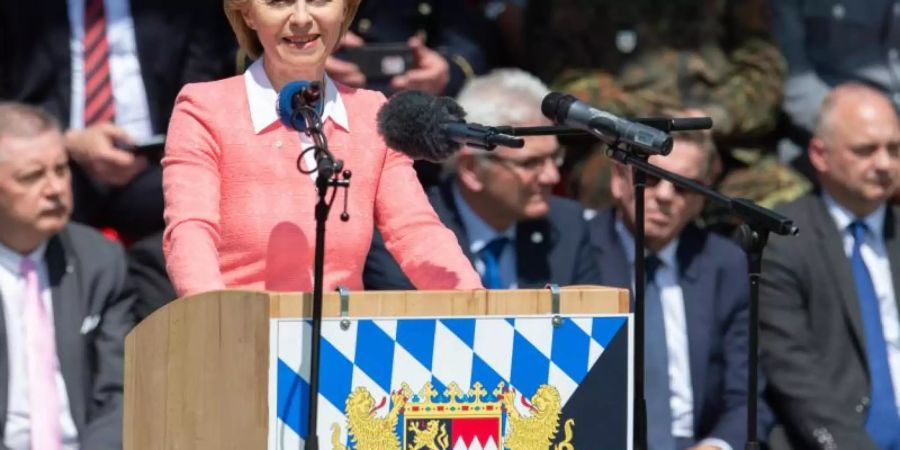 Verteidigungsministerin Ursula von der Leyen spricht anlässlich der Indienststellung des Landesregimentes Bayern für den Heimatschutz. Foto: Timm Schamberger