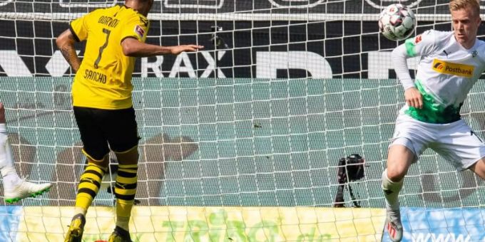 Jadon Sancho (l) trifft zum 1:0 in Gladbach. Foto: Guido Kirchner Jadon Sancho (l) trifft zum 1:0 in Gladbach. Foto: Guido Kirchner