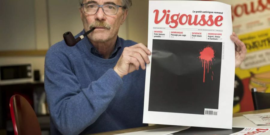 «Vigousse»-Gründer Thierry Barrigue zeigt die Frontseite des Satiremagazins nach dem Anschlag auf die Satirezeitschrift «Charlie-Hebdo» im Jahr 2015. (Archivbild)