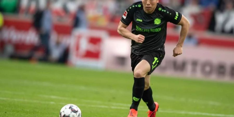 Takuma Asano für Hannover 96 in Aktion. Foto: Fabian Sommer/dpa