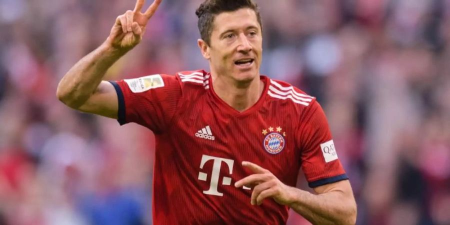 Bayern-Torjäger Robert Lewandowski jubelt über sein 200. Tor in der Fussball-Bundesliga. Foto: Matthias Balk