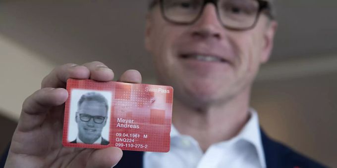 SBB-Chef Andreas Meyer zeigt sein GA. SBB GA