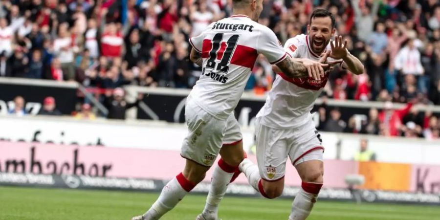 Stuttgarts Torschütze Gonzalo Castro (r) jubelt über das 1:0 gegen den VfL mit seinem Teamkollegen Anastasios Donis. Foto: Fabian Sommer