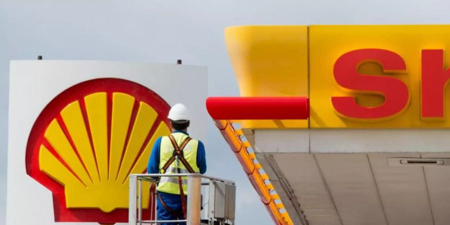 Shell plant E-Ladesäulen, an denen je nach Fahrzeug zwei E-Mobile gleichzeitig den Strom für 100 Kilometer in sechs bis acht Minuten laden können oder ein Fahrzeug in drei bis vier Minuten. Foto: Julian Stratenschulte