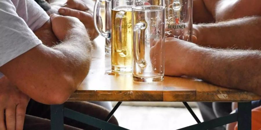 Laut einer aktuellen Untersuchung trinken fast acht Millionen Menschen in Deutschland zu viel Alkohol. Foto: Patrick Pleul/Archiv