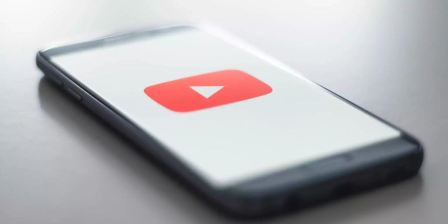 Schwarzes Smartphone mit der YouTube-App