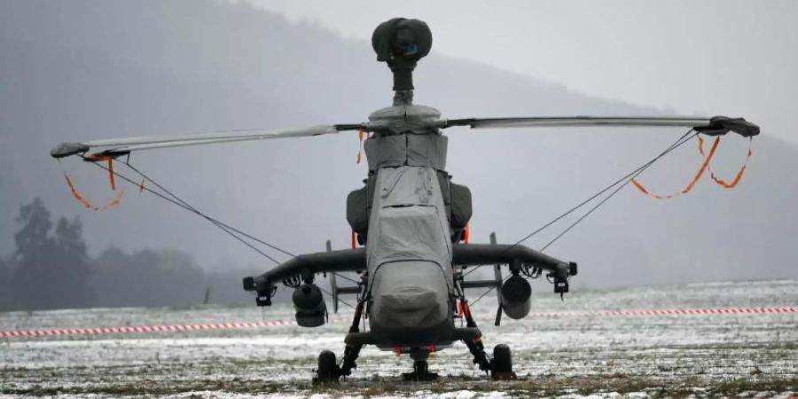 Ein Kampfhubschrauber des Typs «Tiger» steht nach einer Sicherheitslandung auf einem Feld bei Naumburg. Foto: Uwe Zucchi/Archiv