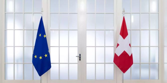 EU-Flagge und Schweizer-Flagge