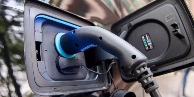 Langsamladestationen für Elektroautos seien für die Umsetzung der Energie- und Mobilitätswende von zentraler Bedeutung, hiess es in der Motion. (Archivbild) Langsamladestationen