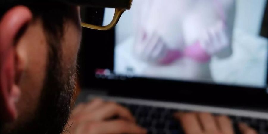 Zu zwanghaftem Sexualverhalten kann unter anderem übermässiger Pornokonsum zählen. Foto: Sebastian Willnow