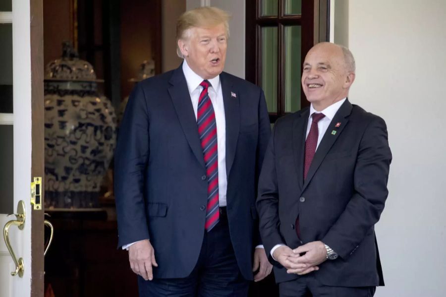 US-Präsident Donald Trump begrüsst Ueli Maurer vor dem Weissen Haus.