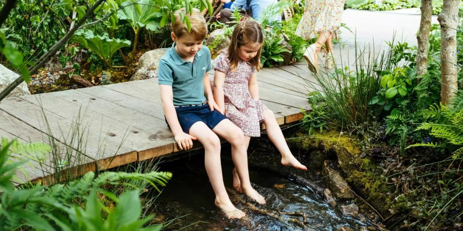 Prinz George und sein Schwesterchen Prinzessin Charlotte geniessen das kühle Nass.