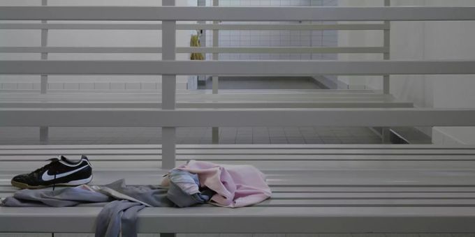 Der ehemalige Lehrer wird beschuldigt, minderjährige Schülerinnen beim Duschen beobachtet haben. (Themenbild) Lehrer Sexualdelikte