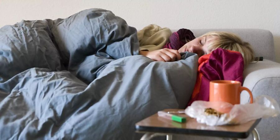 Wer kranke Kinder oder Angehörige betreut, soll weniger Einbussen in Kauf nehmen müssen. Der Bundesrat schlägt dem Parlament verschiedene Massnahmen vor, um Betreuung und Erwerbstätigkeit besser zu vereinbaren. (Symbolbild)