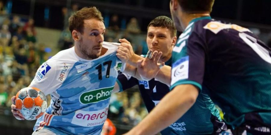 Kai Häfner (l) trägt bald das Trikot der Melsunger. Foto: Lisa Ducret
