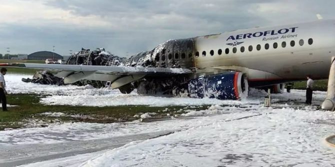 Russisches Flugzeug fängt Feuer